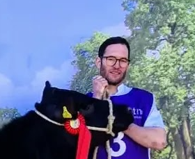 Hausbesitzerin mit PV-Anlage